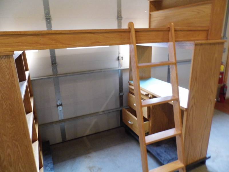 lot 139 image: Twin Size Loft Bed