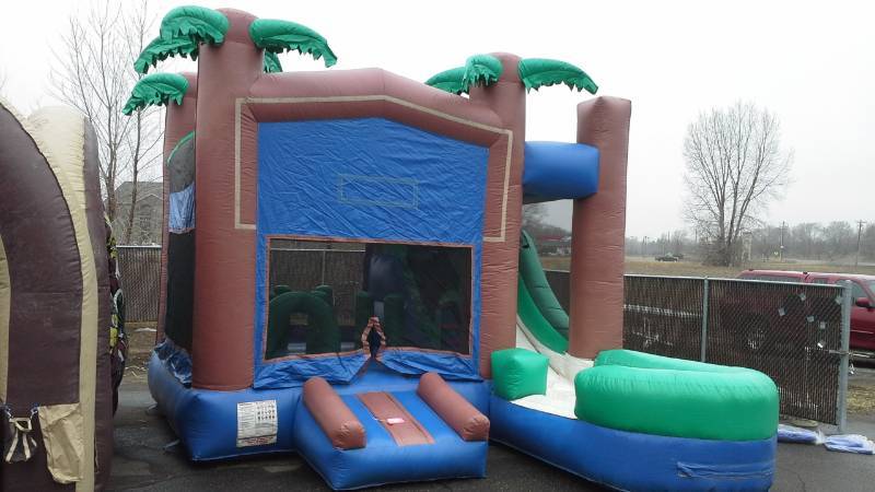 lot 11 image: 19 X 22 Treehouse Water Slide Combo Can be used Wet or Dry