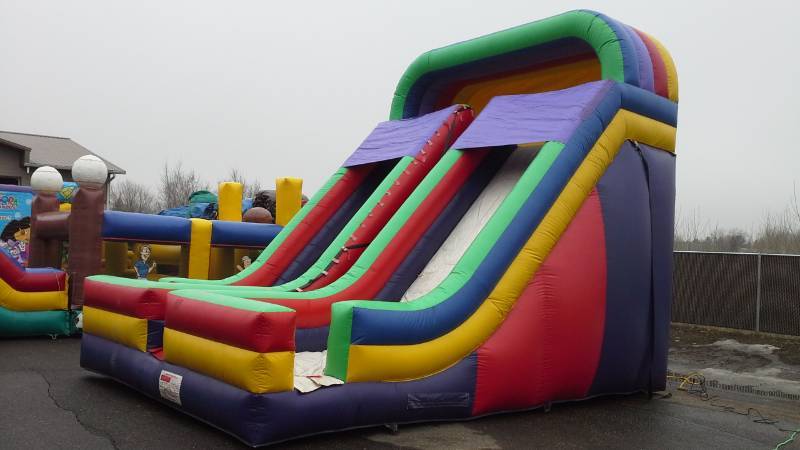 lot 13 image: 18ft Double Bay Giant Slide