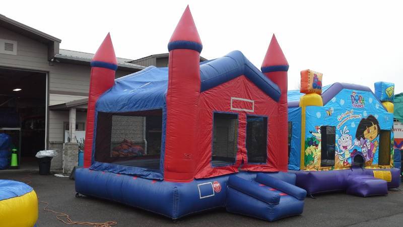 lot 16 image: 15 X 15 Red Castle Jumper