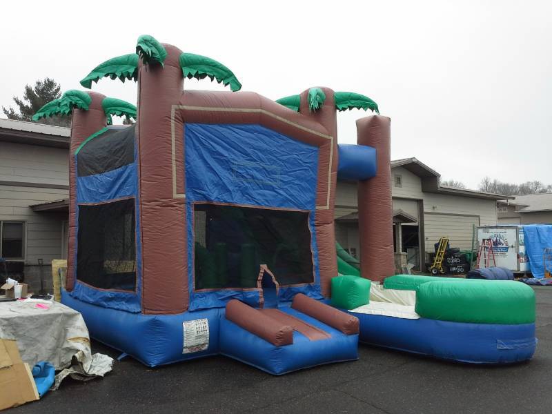 lot 35 image: 19 X 22 Treehouse Water Slide Combo Can be used Wet or Dry