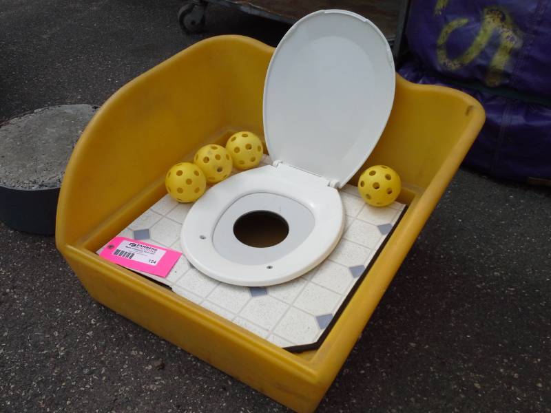 lot 124 image: Potty Toss Carnival Tub Game