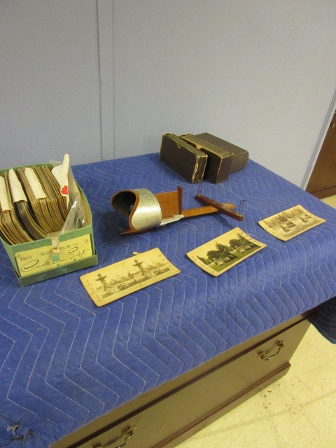 VINTAGE STEREOPTICON WITH STEREOGRAPHS
