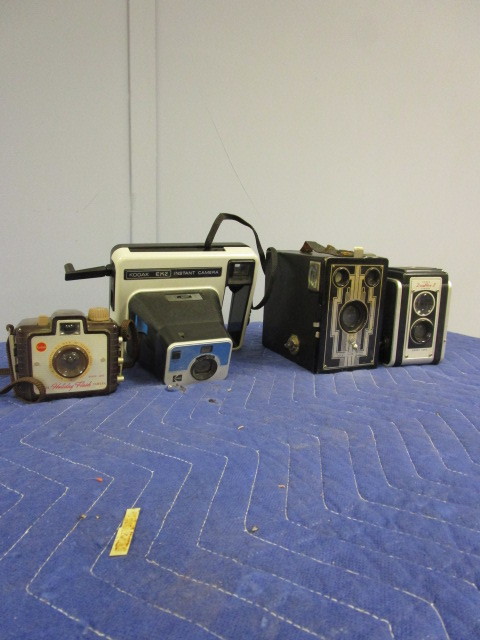 COLLECTION OF VINTAGE CAMERAS