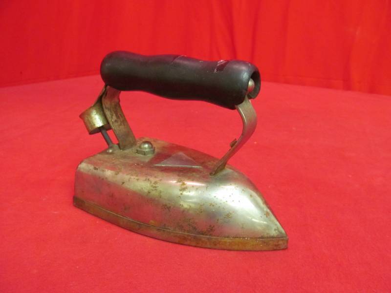 Vintage American Beauty iron