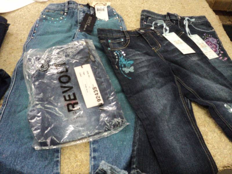 lot 122 image: 3 Pairs Jeans, 1 pair Capris size ...