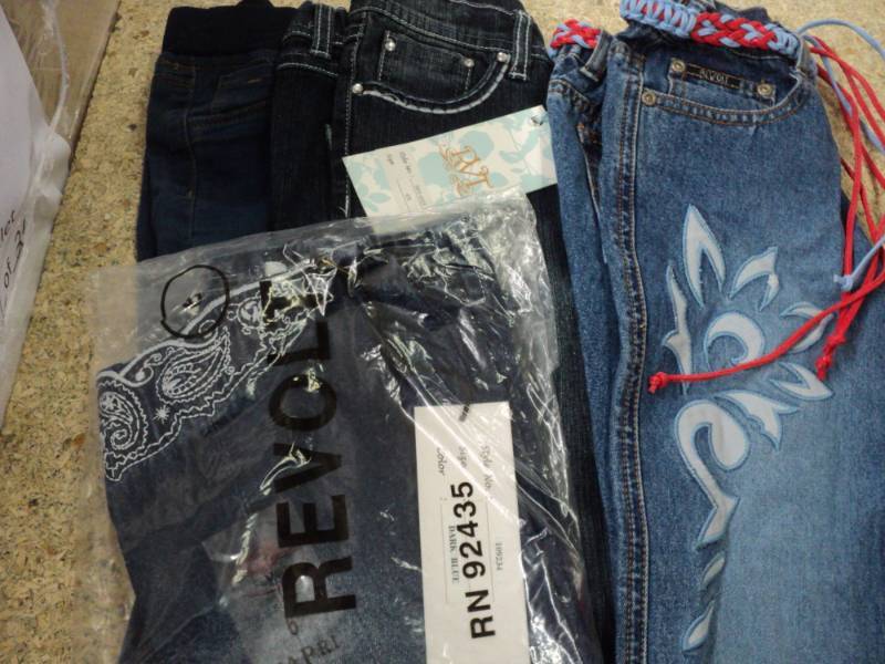 lot 125 image: 3 Pairs Jeans, 1 pair Capris size ...