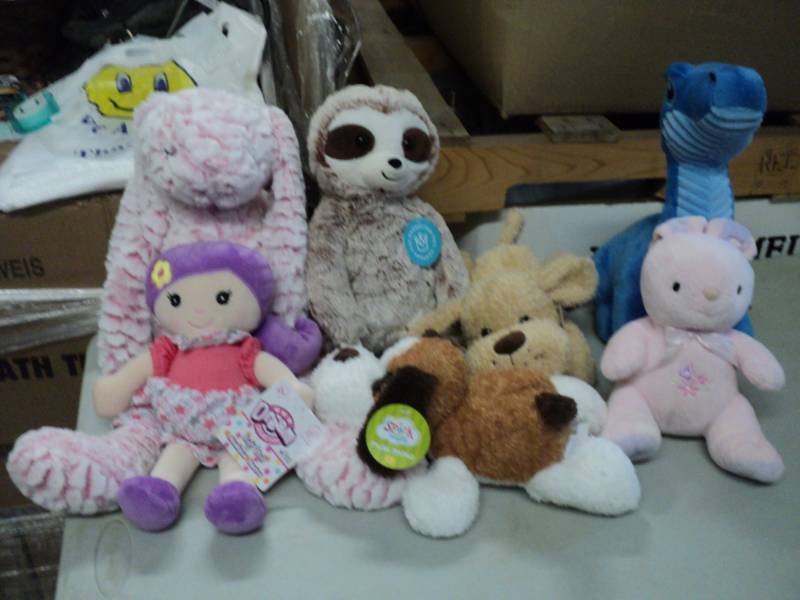 lot 76 image: Stuffed Animals...