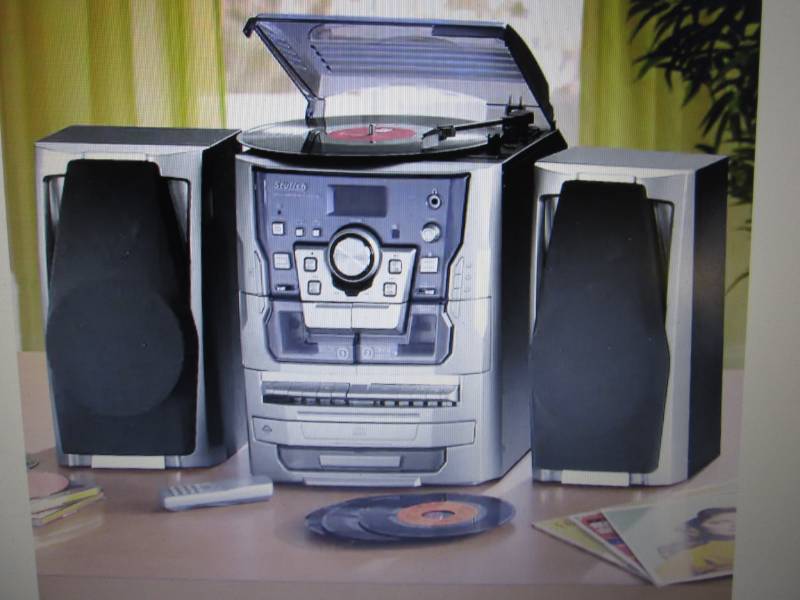 lot 120 image: 6-in-1 Deluxe Turntable, iPodMP3, ...