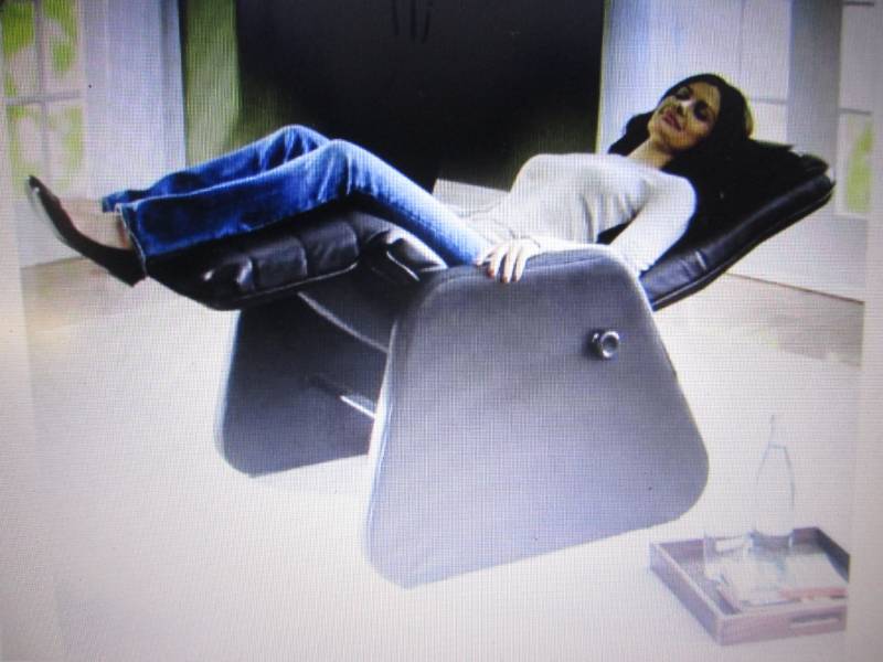 lot 133 image: Manual Zero Gravity Chair with Heat...
