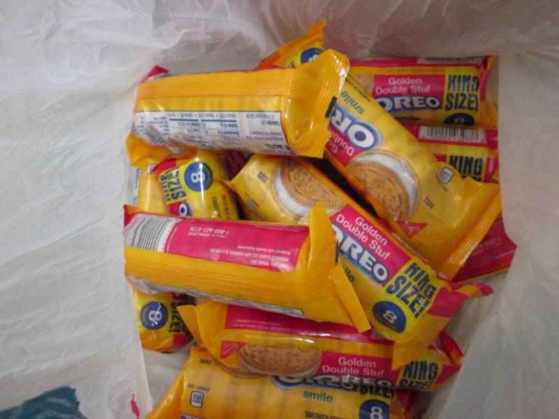 lot 190 image: 12- 4 oz Oreo King Size Golden Doub...