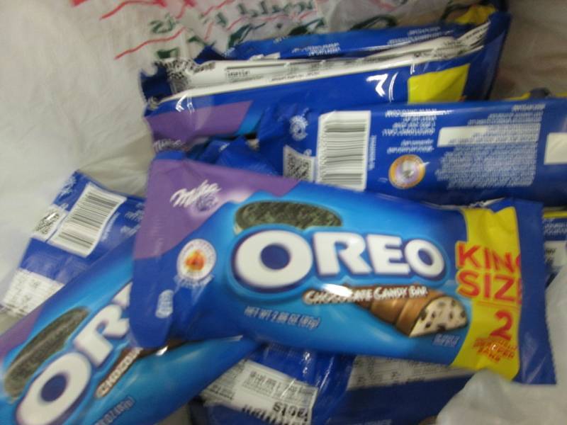 lot 193 image: 12 -2pk Oreo Chocolate Candy Bars K...