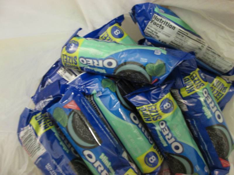 lot 254 image: 12- 4 oz Oreo King Size Mint Cookie...
