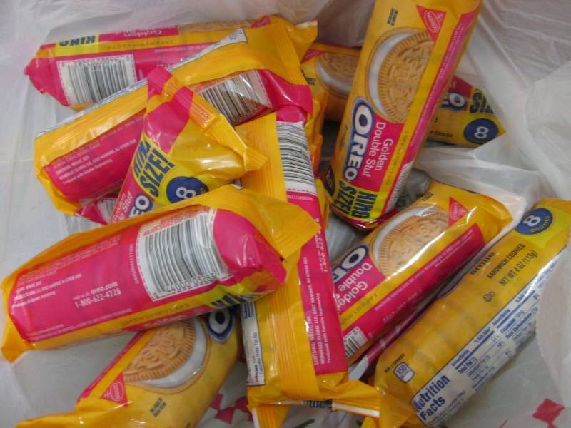 lot 264 image: 12- 4 oz Oreo King Size Golden Doub...