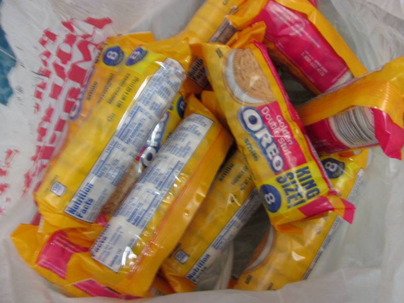 lot 296 image: 12- 4 oz Oreo King Size Golden Doub...