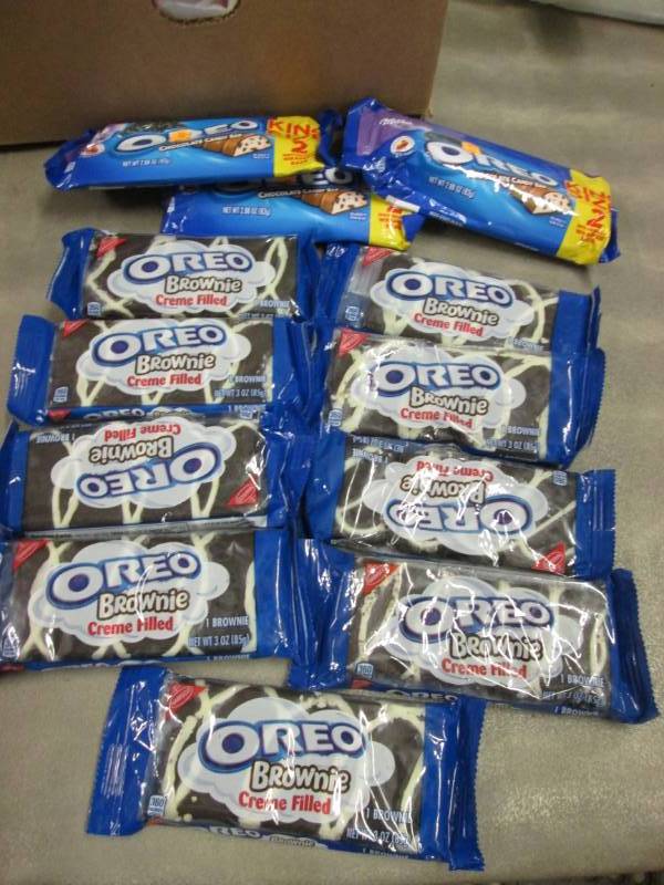 lot 326 image: 3 -2pk Oreo Chocolate Candy Bars Ki...