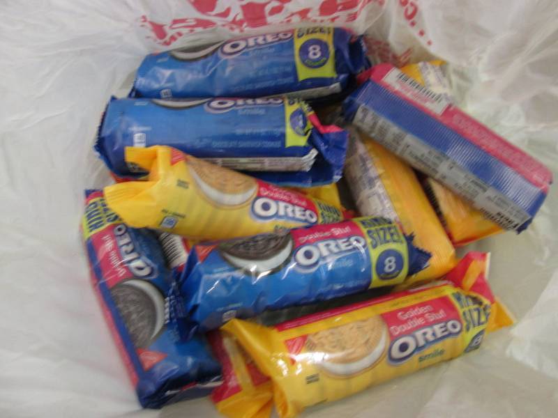 lot 328 image: 12- 4 oz Oreo King Size Golden & Re...