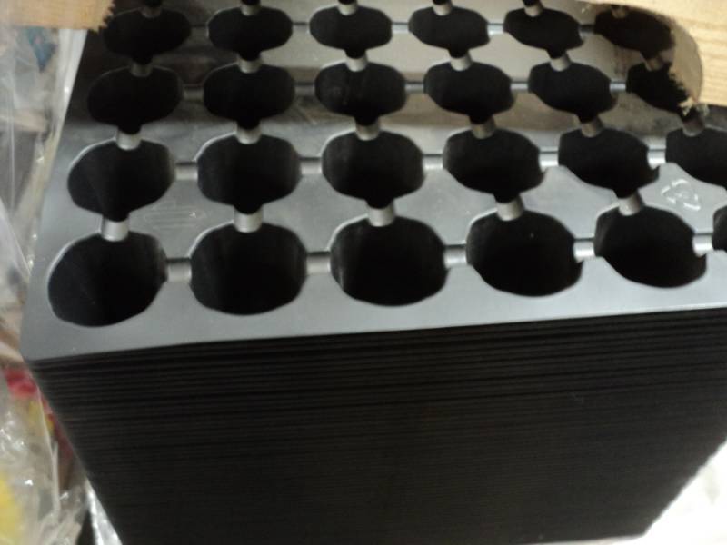 lot 150 image: Box of 100  Plant Starting Trays e...
