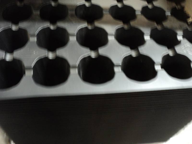 lot 151 image: Box of 100  Plant Starting Trays e...