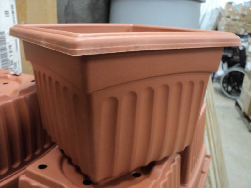 lot 157 image: Lot of 35 - 9 square x 7 high pot...