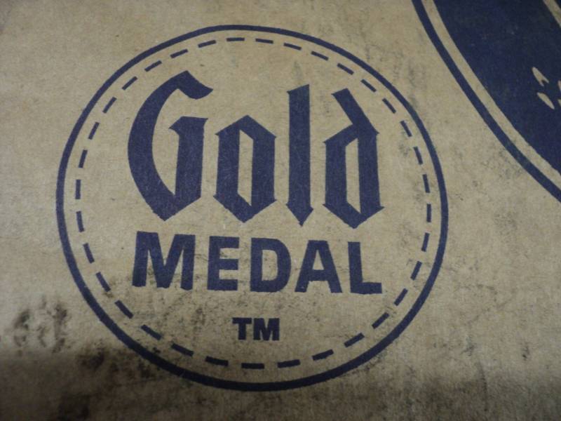 lot 174 image: 50 lb Bag Gold Metal Neapolitan Hea...