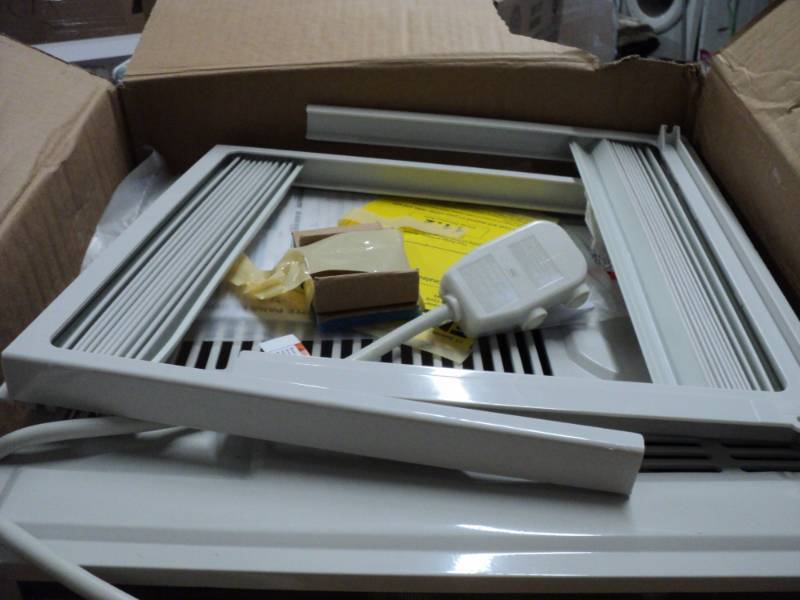 lot 251 image: General Electric 6000 BTU Small Roo...