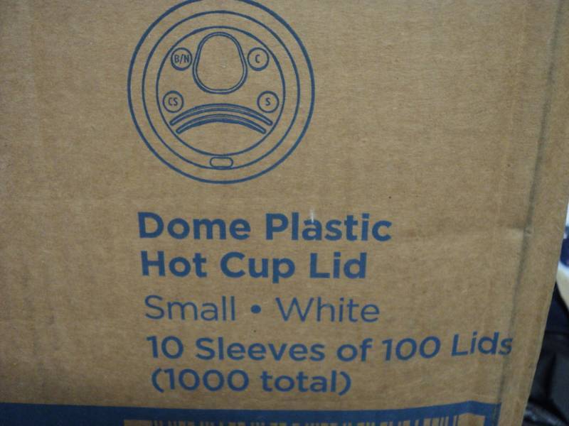 lot 259 image: Box of Dixie 1000 Dome Plastic Hot ...