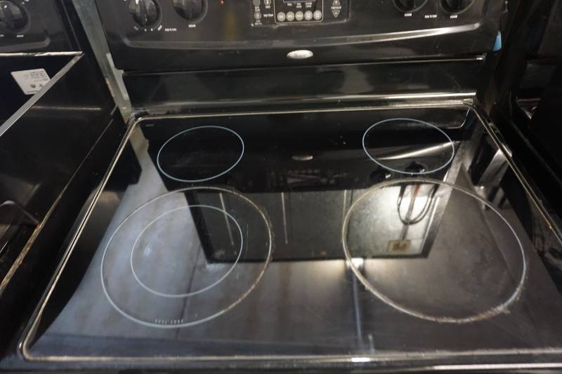 lot 16 image: Whirlpool Electric RangeStove With Under Counter Mount Fan