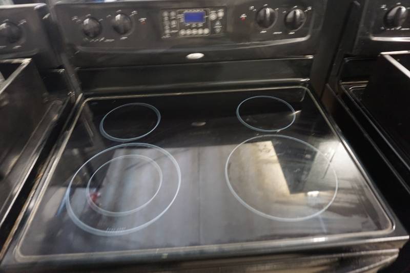 lot 17 image: Whirlpool Electric RangeStove With Under Counter Mount Fan