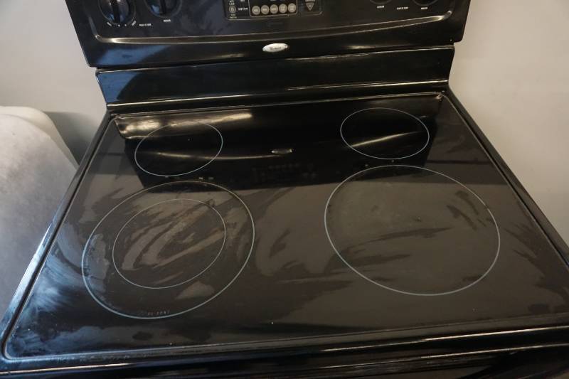lot 20 image: Whirlpool Electric RangeStove With Under Counter Mount Fan