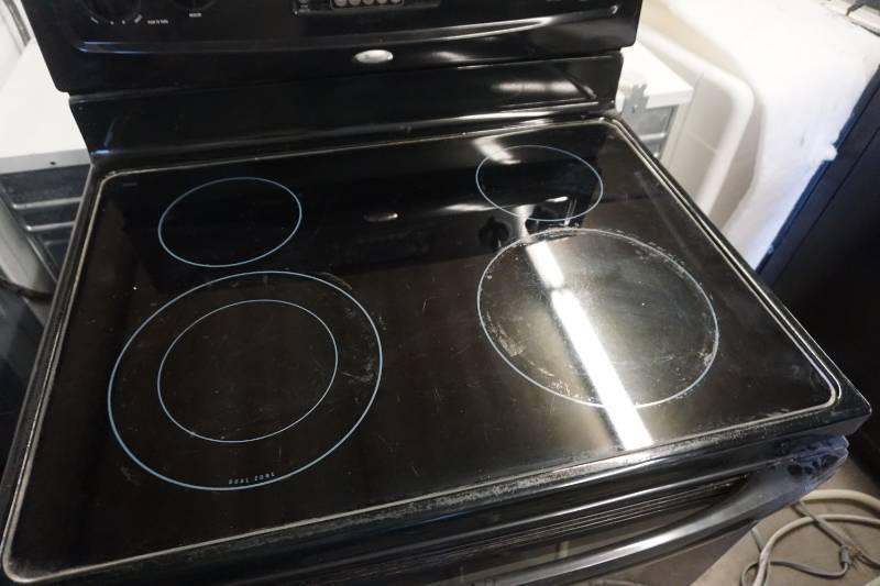 lot 22 image: Whirlpool Electric RangeStove With Under Counter Mount Fan