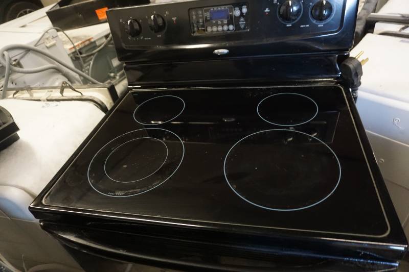 lot 23 image: Whirlpool Electric RangeStove With Under Counter Mount Fan