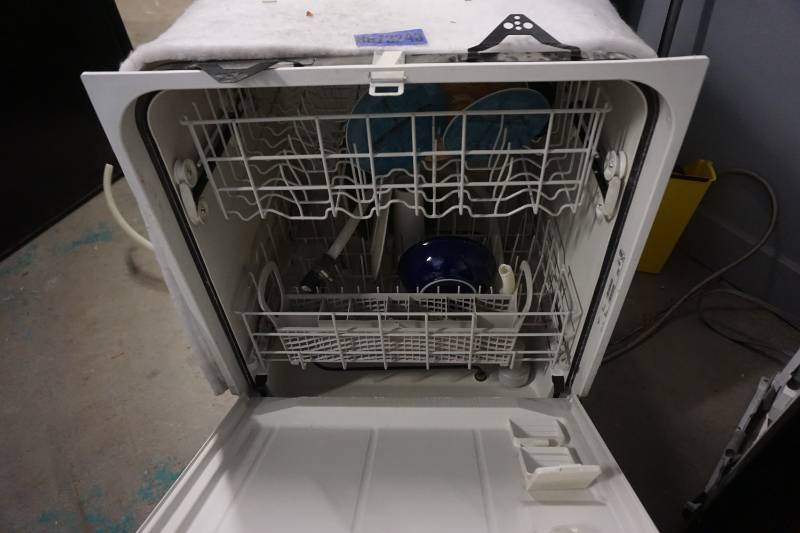 lot 26 image: Whirlpool Model DU850SWP83 Dishwasher