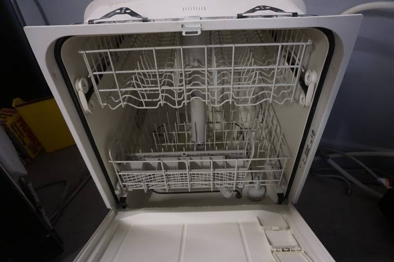 lot 27 image: Whirlpool Model DU850SWP83 Dishwasher