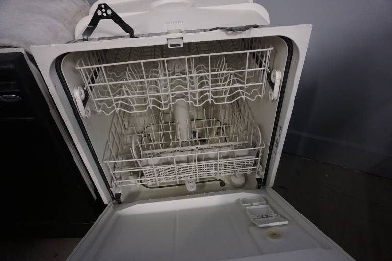 lot 29 image: Whirlpool Model DU850SWP83 Dishwasher