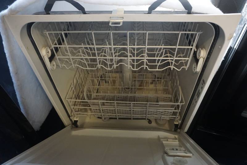 lot 30 image: Whirlpool Model DU850SWP83 Dishwasher