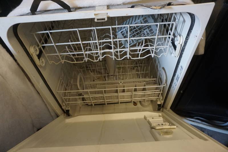 lot 32 image: Whirlpool Model DU850SWP83 Dishwasher