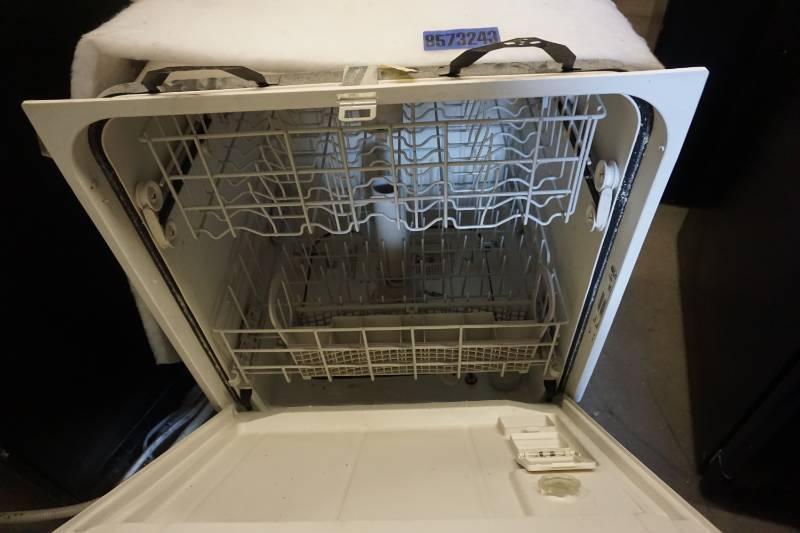lot 33 image: Whirlpool Model DU850SWP83 Dishwasher