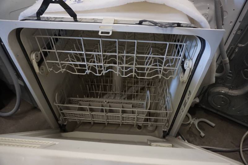 lot 34 image: Whirlpool Model DU850SWP83 Dishwasher