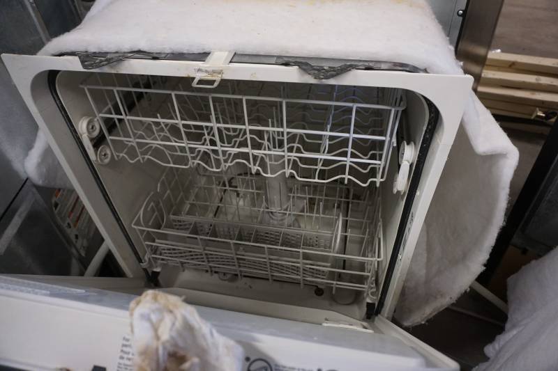lot 36 image: Whirlpool Model DU850SWP83 Dishwasher
