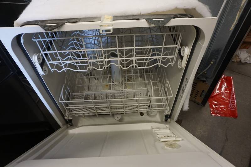 lot 37 image: Whirlpool Model DU850SWP83 Dishwasher