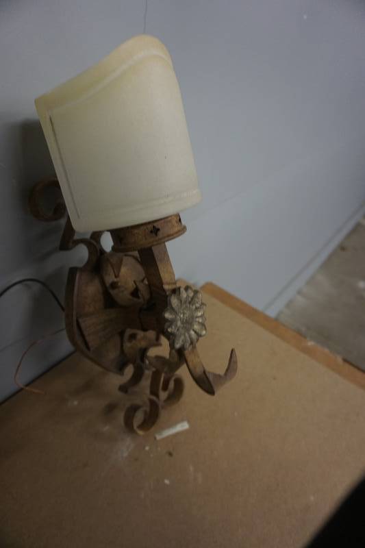 lot 152 image: Antique Brass Metal Wall Sconce Light Fixture