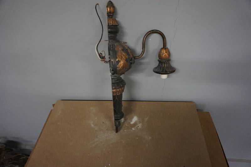 lot 137 image: Leaf Design Single Light Wall Sconce