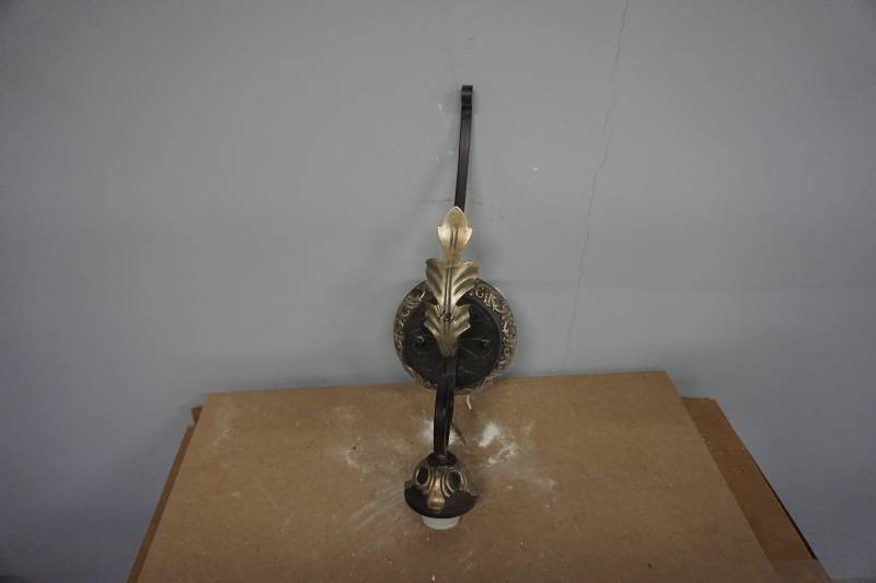 lot 173 image: Leaf Design Single Light Wall Sconce