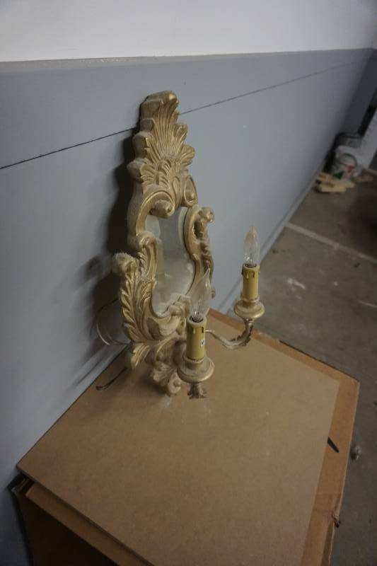 lot 122 image: Decorative Gold Mirrored 25 Wall Sconce Light Fixture