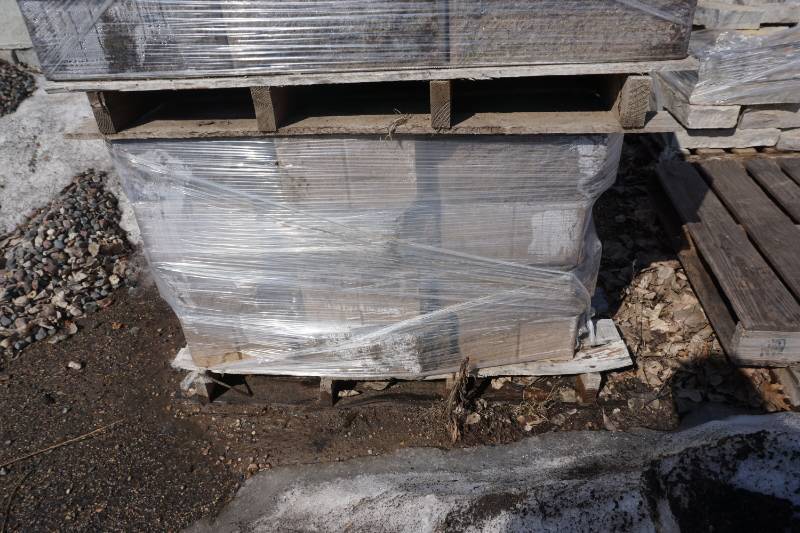lot 33 image: 1 Full Pallet Anchor Diamond Brand Beveled Wall Stone