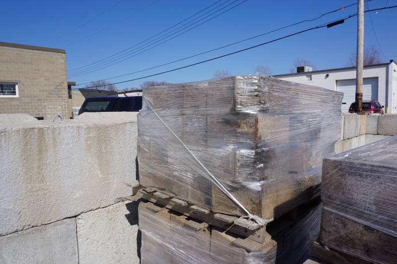 lot 35 image: 1 Full Pallet Anchor Diamond Brand Beveled Wall Stone