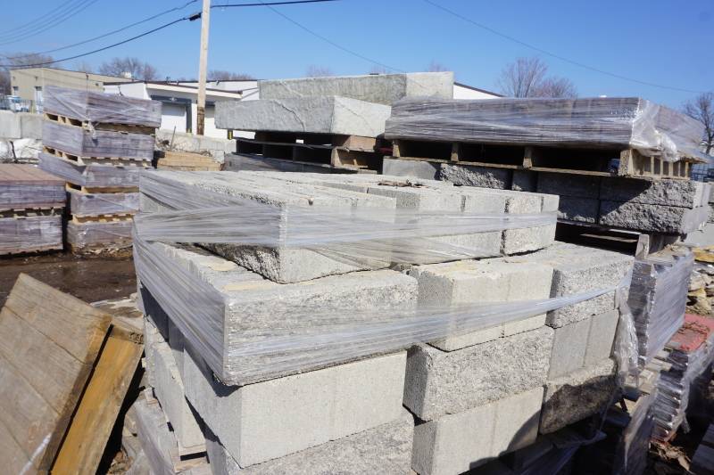 lot 39 image: 1 Full Pallet Versalok Brand Standard Pavers