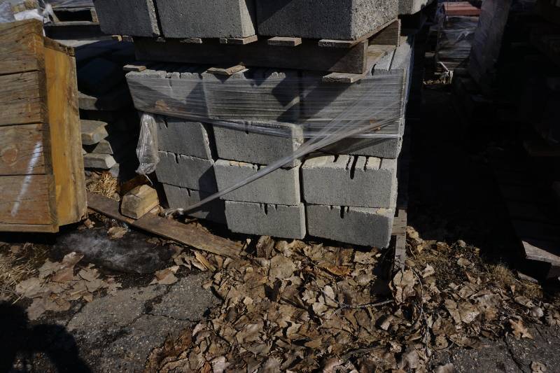 lot 40 image: 1 Full Pallet Versalock Brand Standard Wall Block
