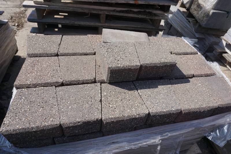 lot 41 image: 1 Full Pallet CharcoalRed Wall Block